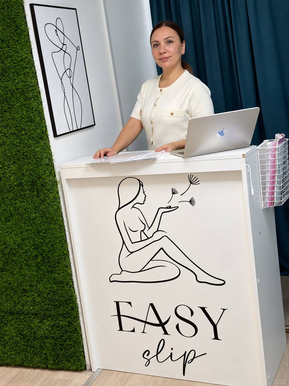 Администратор Easy Slip за стойкой ресепшн